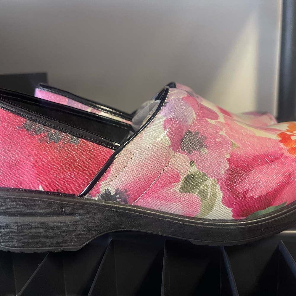 Savvy Pink Floral Women's Mules